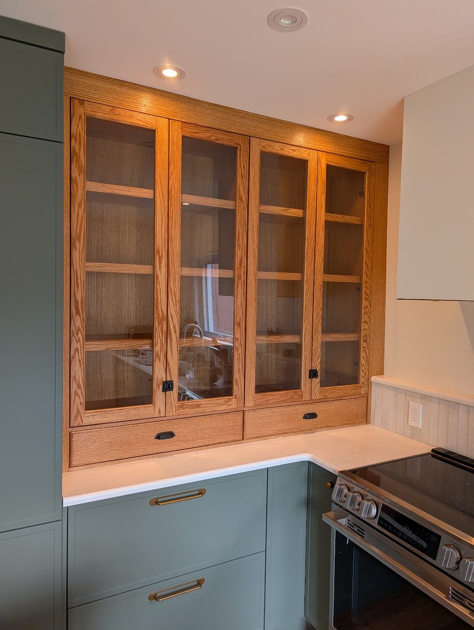 Vaisselier sur mesure en chêne rouge, mobilier sur mesure par Atelier Chesnel